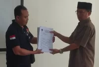 Direktur LSM Garuda Indonesia saat menyerahkan sebendel bukti dugaan korupsi berjamaah ke Ketua Komisi III DPRD Lombok Timur.  (Ong) 
