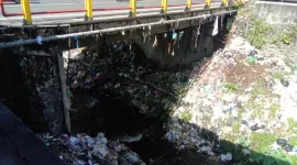 Terlihat sampah menggunung di kolong jembatan simpang empat Aikmel, Lombok Timur.  (Ong) 