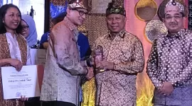 Bupati Lotim, H. M. Sukiman Azmy saat menerima penghargaan dari Menparekraf, Sandiaga Uno. (Istimewa) 