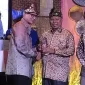 Bupati Lotim, H. M. Sukiman Azmy saat menerima penghargaan dari Menparekraf, Sandiaga Uno. (Istimewa) 