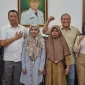 Foto bersama HBk dan Zulkieflimansyah bersama PMI Libya korban TPPO di Pendopo Gubernur NTB.  ( Photo : Lombokini.com ).
