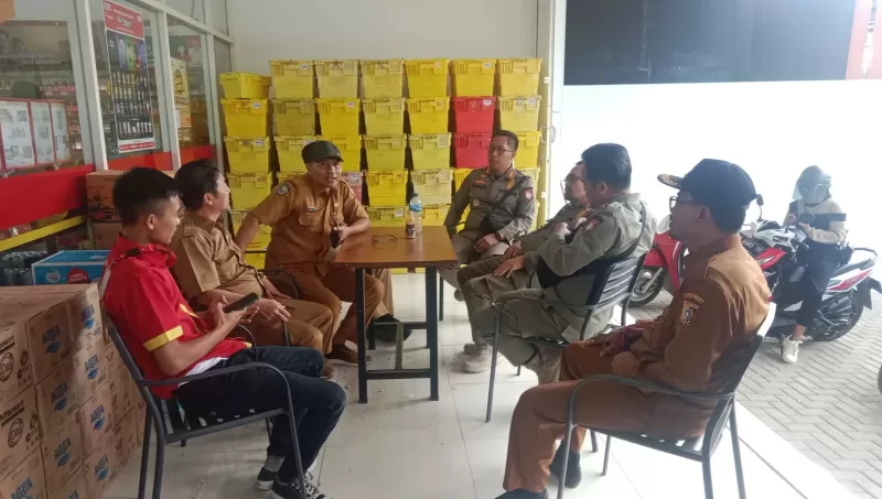 Kasat Satpol PP bersama anggota dan Dinas DPMPTSP serta Camat Sembalun mengunjungi Alfamart di Sembalun. (Istimewa)