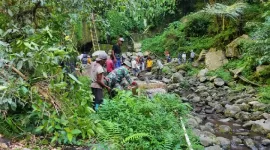 Berjibaku bersama memperbaiki saluran air di kawasan hutan TNGR Dusun Kekuang Desa Toya, Kecamatan Aikmel, Lombok Timur. (Istimewa)