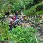 Berjibaku bersama memperbaiki saluran air di kawasan hutan TNGR Dusun Kekuang Desa Toya, Kecamatan Aikmel, Lombok Timur. (Istimewa)