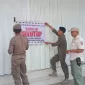 Anggota Satpol PP memasang stiker 
