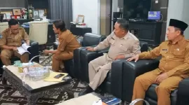 Sekda yang didampingi Kepala BPKAD, H. Hasni dan Kabag Hukum Biawansyah Putra, membahas perubahan nama KIHT.(Prokopin) 