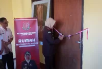 Kepala Kejaksaan Negeri Lombok, Efi Laila Kholis launching Rumah RJ dengan memotong pita. (Istimewa)
