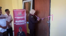 Kepala Kejaksaan Negeri Lombok, Efi Laila Kholis launching Rumah RJ dengan memotong pita. (Istimewa)