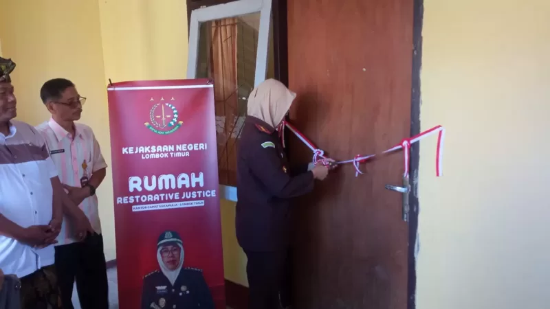 Kepala Kejaksaan Negeri Lombok, Efi Laila Kholis launching Rumah RJ dengan memotong pita. (Istimewa)