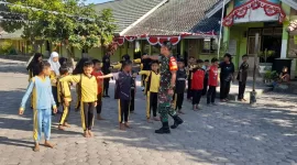 Anggota Kodim 1615/Lotim memberikan pelatihan PBB kepasa siswa sekolah dasar. (Istimewa) 