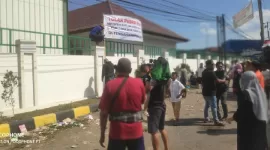 Masyarakat lingkar Paok Motong memasang baliho putusan PTUN Mataram di pagar KIHT.  (Ong) 