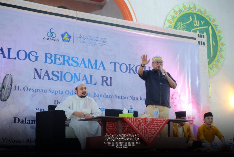 Oesman Sapta Odang (OSO), saat memberikan motivasi kepada para santri Pompes Al-Ashriyyah Nurul Iman Islamic Boarding School. (Istimewa) 