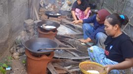Proses pembuatan kopi oleh kelompok PEKKA Pada Mele di Dusun Dasan Tiga, Sukamulia Timur.  (ong) 