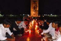 Renungan malam Mahasiswa UMMAT, dengan penuh khidmat di Taman Makam Pahlawan Majeluk Kota Mataram. (foto:istimewa) 