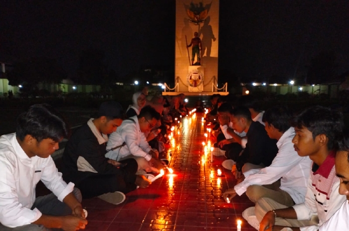 Renungan malam Mahasiswa UMMAT, dengan penuh khidmat di Taman Makam Pahlawan Majeluk Kota Mataram. (foto:istimewa) 
