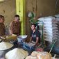 Pj Bupati Lotim, HM Juaini Taofik berinteraksi dengan salah satu pedagang beras di Pasar Tradisional Pancor. (foto:Istimewa) 