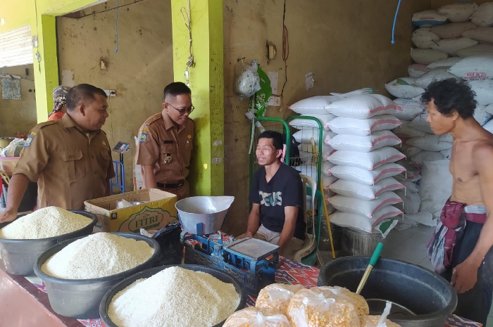 Pj Bupati Lotim, HM Juaini Taofik berinteraksi dengan salah satu pedagang beras di Pasar Tradisional Pancor. (foto:Istimewa) 