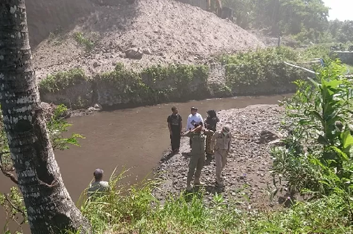 Sungai Kali Rumpang di Wilayah Korleko tercemari limbah Tambang Pasir yang di Kunjungi Tim Harmonisasi. (foto:ong) 
