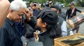 Ganjar Pranowo saat di 'sembek' oleh ketua Laskar Sasak, Lalu Ali Sadikin. (foto:istimewa) 