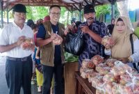 Pemda Lotim menggelar program Pasar Tani pada Jum’at pagi, (15/12) bertempat di Pasar Soma Selong. (Photo: kominfo.lomboktimurkab)