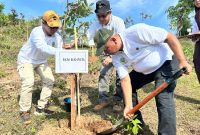 KLHK bersama DLHK NTB dan BPDAS Dodokan Moyosari, menanam bibit pohon di Persemaian Mandalika. (Photo: istimewa)