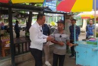 Pj Bupati Lotim, HM Juaini Taofik berbincang dengan salah satu pedagang di taman kota selong, yang juga memanfaatkan program Lotim Berkembang tahun sebelumnya. (foto/istimewa).