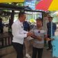 Pj Bupati Lotim, HM Juaini Taofik berbincang dengan salah satu pedagang di taman kota selong, yang juga memanfaatkan program Lotim Berkembang tahun sebelumnya. (foto/istimewa).