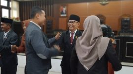 Setelah pengambilan sumpah sebagai Wakil Ketua II PAW, DPRD Lotim, M Yusri nampak berjabat tangan dengan anggota dewan lainnya. (Photo/ong)