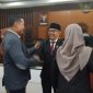Setelah pengambilan sumpah sebagai Wakil Ketua II PAW, DPRD Lotim, M Yusri nampak berjabat tangan dengan anggota dewan lainnya. (Photo/ong)