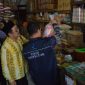 Tim Pengawas Obat dan Makanan sedang melakukan pengawasan makanan di salah satu toko Pasar Mandalika. (sumber: istimewa)