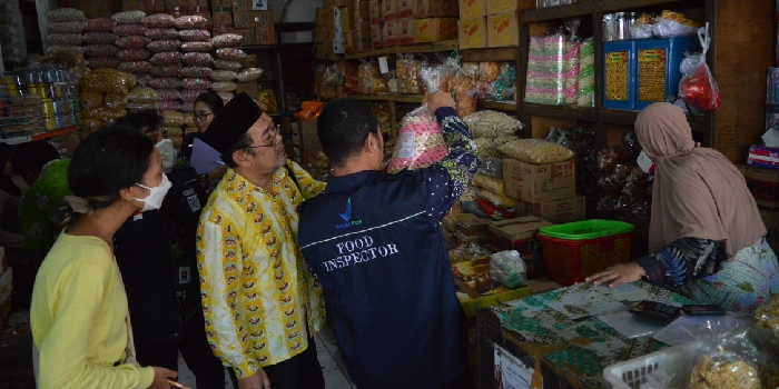 Tim Pengawas Obat dan Makanan sedang melakukan pengawasan makanan di salah satu toko Pasar Mandalika. (sumber: istimewa)
