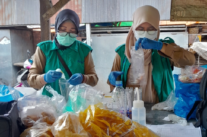 Petugas BBPOM di Mataram melakukan uji sampling sejumlah makanan di pasar Baru Paokmotong. (sumber:istimewa)