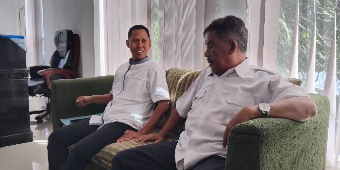 Direktur Utama PDAM Lotim, Marhaban (kiri) bersama Kabag Perencanaan, Juhaini Idris (kanan). (sumber:ong)