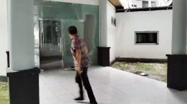 Salah satu Anggota DPRD yang kesal dan kecewa tampak melempar pintu kaca Kantor DPRD Maluku Tengah, Selasa (2/4/2024).(dok:tribunmaluku.com)