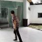 Salah satu Anggota DPRD yang kesal dan kecewa tampak melempar pintu kaca Kantor DPRD Maluku Tengah, Selasa (2/4/2024).(dok:tribunmaluku.com)