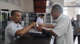 Kepala Dinas Kesehatan Kabupaten Lombok Timur (Dinkes Lotim), H. Pathurrahman, saat melakukan sidak di Puskesmas Selong sebelum libur lebaran 2024.(dok:lombokini.com)