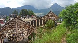 Gazebo di Pusuk Sembalun rusah menunggu waktunya roboh. (foto:www.lombokini.com)