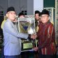Bupati Lombok Utara H. Djohan Sjamsu, saat memberikan piala bergilir, yang diraih oleh Kecamatan Pemenang. (foto/istimewa)
