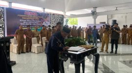 Pj Bupati Lombok Timur Lotim, HM. Juaini Taofik saat menandatangani SK pelantikan 88 Kades. (foto:www.lombokini.com)