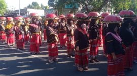 Parade ngejot atau parade dulang yang diiringi tarian, pantomim, pentas teater, drumband, hingga karate pada acara Gebyar Forum Sekolah Penggerak angkatan 1 Lombok Timur. (foto/www.lombokini.com)