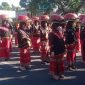 Parade ngejot atau parade dulang yang diiringi tarian, pantomim, pentas teater, drumband, hingga karate pada acara Gebyar Forum Sekolah Penggerak angkatan 1 Lombok Timur. (foto/www.lombokini.com)