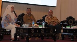 Pemateri utama dari Universitas Pertahanan RI, Dr. Ichsan Malik (sisi kiri), Kepala Dinas Pendidikan dan Kebudayaan Nusa Tenggara Barat, Dr. Aidy Furqan (tengah), dan Moderator (kanan). (sumber/www.lombokini.com)