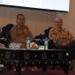 Pemateri utama dari Universitas Pertahanan RI, Dr. Ichsan Malik (sisi kiri), Kepala Dinas Pendidikan dan Kebudayaan Nusa Tenggara Barat, Dr. Aidy Furqan (tengah), dan Moderator (kanan). (sumber/www.lombokini.com)