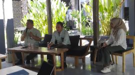 Direktur Bank NTB Syariah Cabang Selong, Kasry Rachman, dan Direktur Bank NTB Syariah Cabang Masbagik, Ahmad Rizqon Sani. (foto:www.lombokini.com)