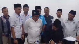 Penandatanganan Kesepakatan Pasangan Bakal Calon Bupati dan Wakil Bupati Lombok Timur, HM Syamsul Luthfi dan H Abdul Wahid (Luthfi-Wahid), Ahad malam, 12 Mei 2024 di Masarro, Kayangan Labuhan Lombok. ( Foto : Lombokini.com ).