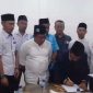 Penandatanganan Kesepakatan Pasangan Bakal Calon Bupati dan Wakil Bupati Lombok Timur, HM Syamsul Luthfi dan H Abdul Wahid (Luthfi-Wahid), Ahad malam, 12 Mei 2024 di Masarro, Kayangan Labuhan Lombok. ( Foto : Lombokini.com ).