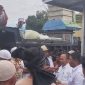 Kepala Badan Pendapatan Daerah (Bapenda) Lombok Timur, Muksin di depan  massa aksi LSM Gempar NTB.(Foto: www.lombokini.com)