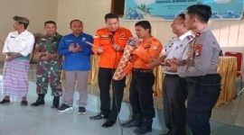 Kepala BPBD Lombok Timur dan Kepala BMKG Station Mataram membuka Sekolah Lapangan Gempa Bumi dan Tsunami Mandiri dan Sosialisasi Informasi Cuaca. (foto: www.lombokini.com)