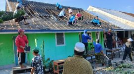 Terlihat semangat dari wali murid SDN 2 Kalijaga dalam Pembongkaran eks rumah dinas. (foto: www.lombokini.com)
