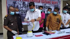 Kasat Resnarkoba Polres Lombok Timur, Iptu Muhammad Naufal Trinugraha memusnahkan barang bukti narkotika jenis sabu. (foto:www.lombokini.com)